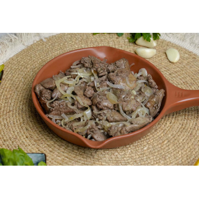 Fresh chiken liver with onions
