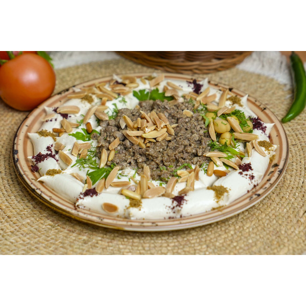 Hummus with meat & nuts
