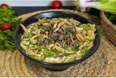 فتة حمص باللحمة والمكسرات