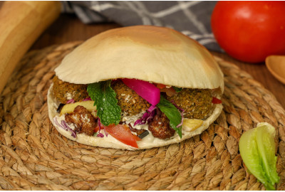 فلافل وحمص وسلطة