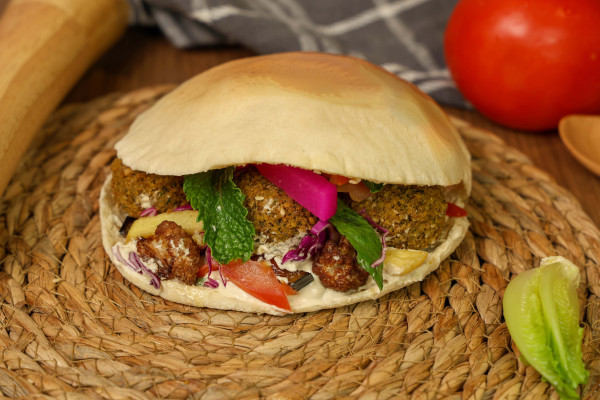 فلافل وحمص وسلطة ومقالي