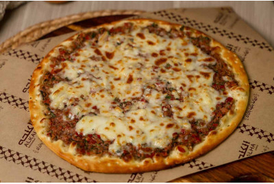 منقوشة لحمة وجبنة