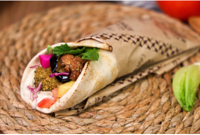 فلافل وحمص وسلطة ومقالي