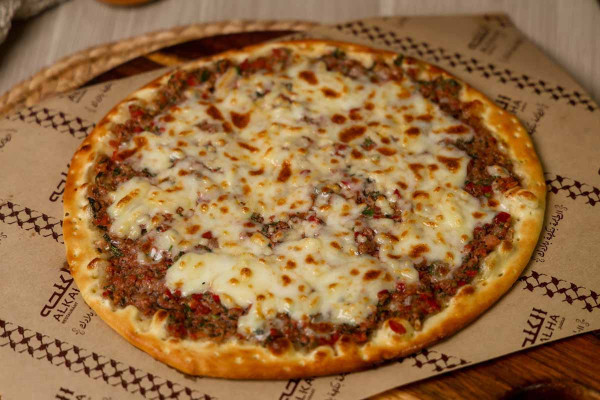 منقوشة لحمة وجبنة