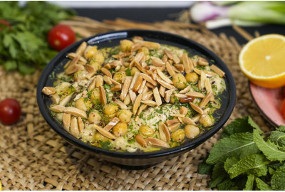 فتة حمص  بالسمنة والمكسرات