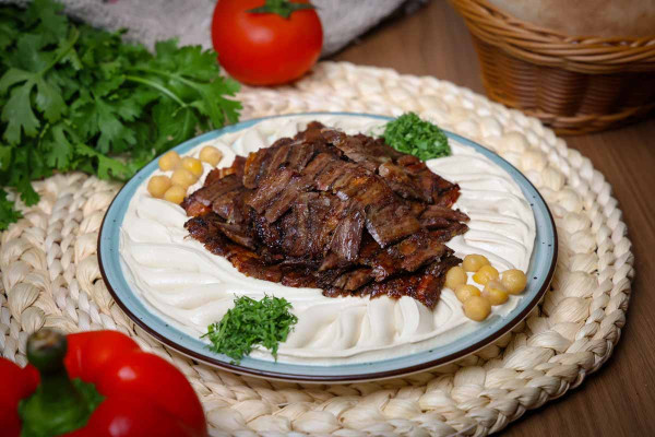 حمص مع شاورما لحم