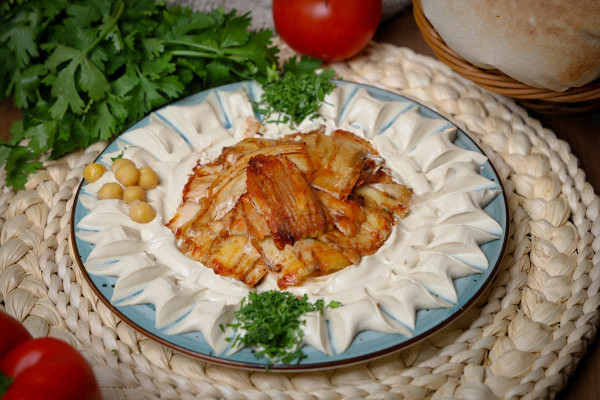 حمص مع شاورما دجاج