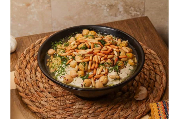 فتة حمص بالصنوبر