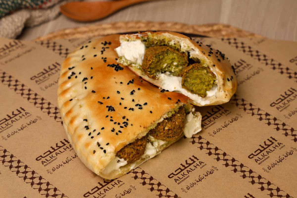 لبنة وفلافل